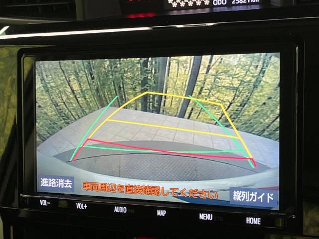 【バックカメラ】駐車時に後方がリアルタイム映像で確認できます。大型商業施設や立体駐車場での駐車時や、夜間のバック時に大活躍！運転スキルに関わらず、今や必須となった装備のひとつです！