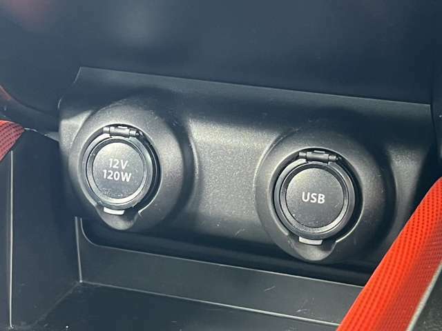 センターコンソール奥にはUSB充電端子を備え付けております。ドライブ時のスマートフォン等の充電も行うことができます。