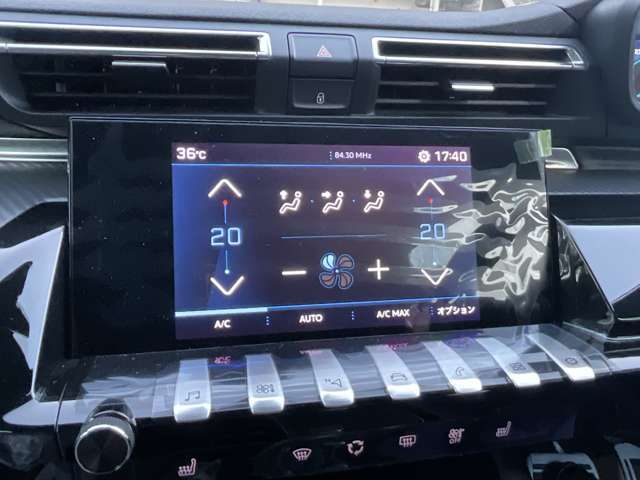 8インチタッチスクリーン搭載。エアコン調整やオーディオ、ハンズフリー通話や車両の設定など操作可能です。