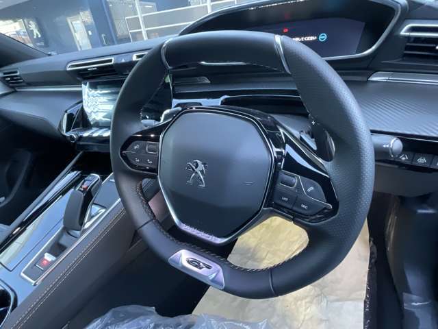 小径ハンドルでどなたでも運転しやすく、ステアリングリモコンもあるので便利です♪