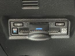 【ETC】有料道路を利用する際に料金所で停止することなく通過できる、ETC車載器（ノンストップ自動料金収受システム機器）が装備されています。セットアップを行うことで利用可能になります。