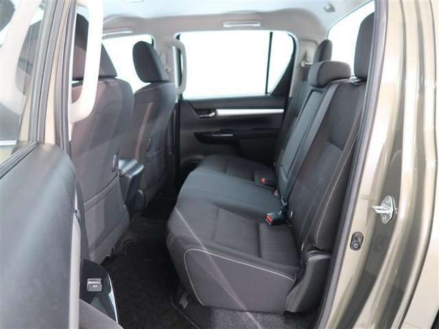 ゆとりある広々とした車内空間は、ドライブを始め買い物やレジャーなど、幅広く活躍します。一人でもみんなとでもお出かけを楽しみましょう！