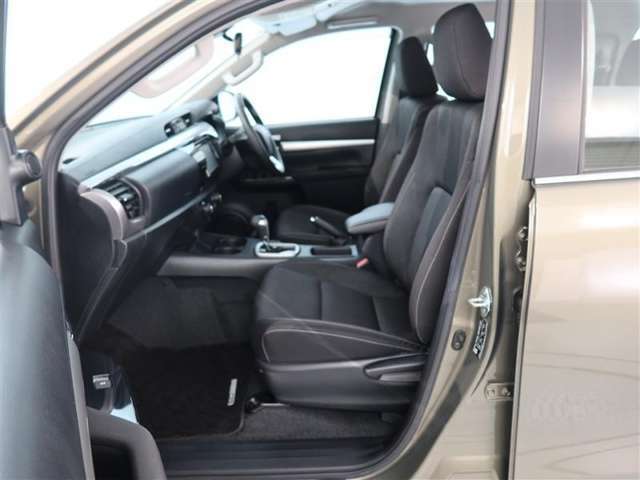 高いホールド性で運転姿勢が安定します。長距離ドライブでも疲れにくいのが魅力です。快適なドライビングライフをお送りください♪