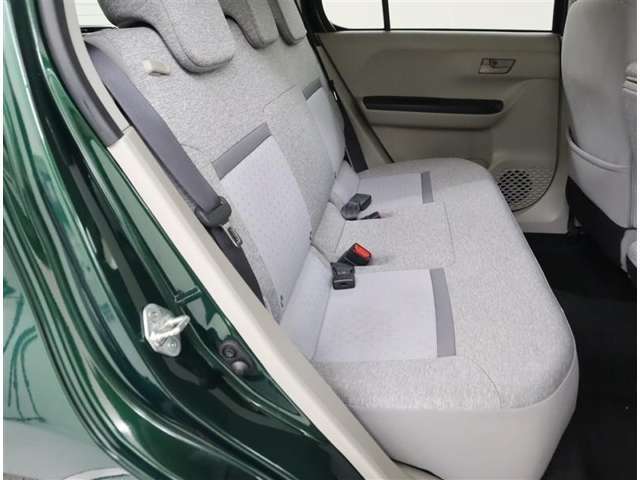見えないところまで徹底洗浄！中古車をキレイで気持ちよくお乗りいただけるよう、トヨタ認定中古車はしっかりクリーニング。エンジンルームやシートを外した洗浄まで目に見えないところまで徹底的に洗浄しています。