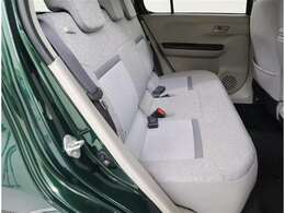 見えないところまで徹底洗浄！中古車をキレイで気持ちよくお乗りいただけるよう、トヨタ認定中古車はしっかりクリーニング。エンジンルームやシートを外した洗浄まで目に見えないところまで徹底的に洗浄しています。