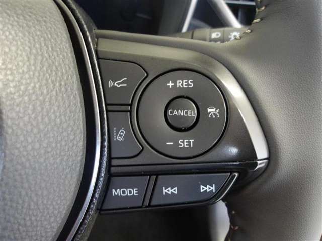 レーダークルーズコントロール付きです。車速に応じて追従支援してくれるので、ロングドライブも快適です。詳細は販売店スタッフまでおたずねください。