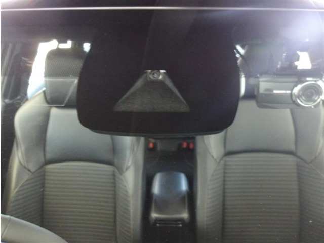 サポカーSとは、高齢者に多いと言われている踏み間違い事故防止をサポートする機能です。詳しくは販売店スタッフまでおたずねください。