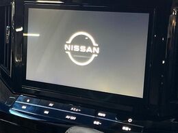 【メーカー純正ナビ】インテリアに溶け込むスタイリッシュな「専用設計」メーカーナビを装備♪視認性や操作性など基本性能にも優れ、より上質なカーライフをお楽しみいただけます。