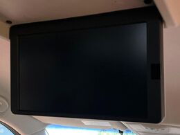 【フリップダウンモニター】大画面モニターで後席でもエンタメをお楽しみいただけます。小さなお子様にも大人気の装備です♪