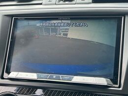 【バックカメラ】駐車時に後方がリアルタイム映像で確認できます。大型商業施設や立体駐車場での駐車時や、夜間のバック時に大活躍！運転スキルに関わらず、今や必須となった装備のひとつです！