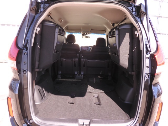 ◆サードシートは跳ね上げ式で、使用しない場合は荷室の拡大ができます。さらに広々なラゲッジスペースの出来上がりです！