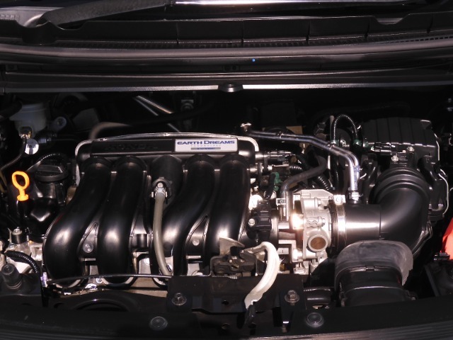 ◆エンジンルーム◆車の心臓部分のエンジンルームが汚いとトラブルの基になります。当店は専用の液剤を使って徹底的に綺麗にします。