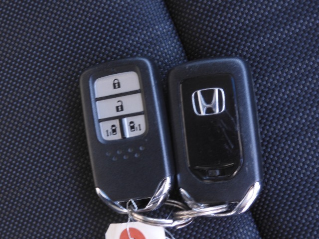 ◆スマートキー◆カギをバッグやポケットに入れたままでもドアロックの開閉ができる『スマートキー』付き！雨天や暗くなってもカギを取り出す必要がなくドアの開錠＆エンジンも始動できます