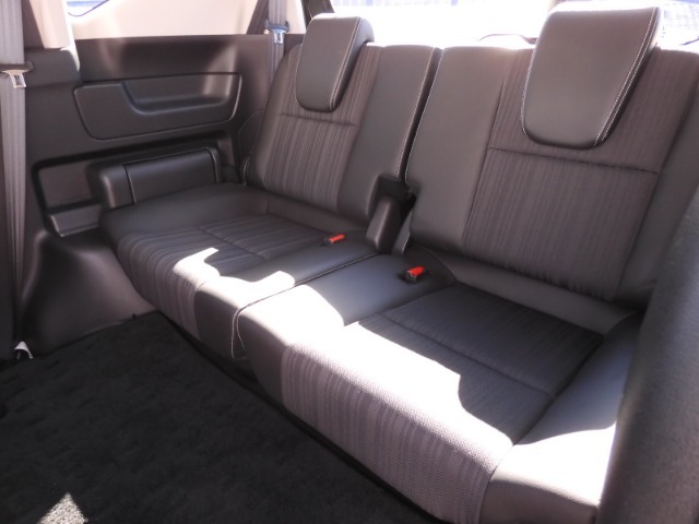 ◆ご家族とスキーやキャンプ、または年に1回、親孝行の温泉旅行。そんな時にとても役に立つ広々3列目シート。普段は畳んでおいて荷物スペースにしても良いですね！