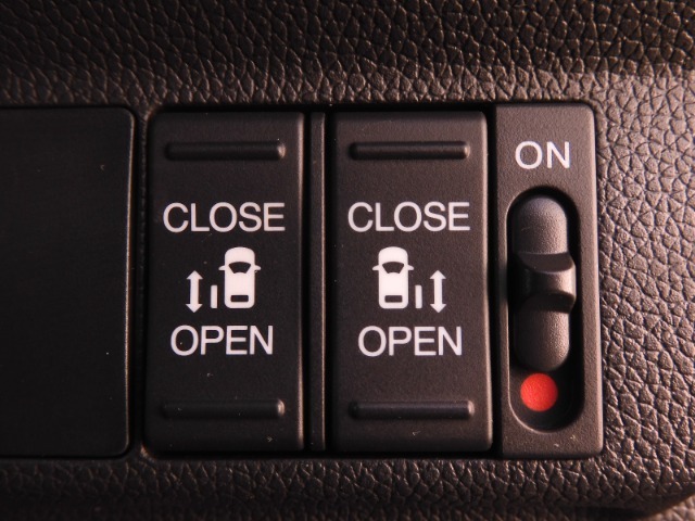 ◆両側電動スライドドア◆狭い駐車場でも乗り降りが楽々♪お子様が隣の車にドアを当ててしまう心配もございません！小さなお子様連れの方もこれで安心。