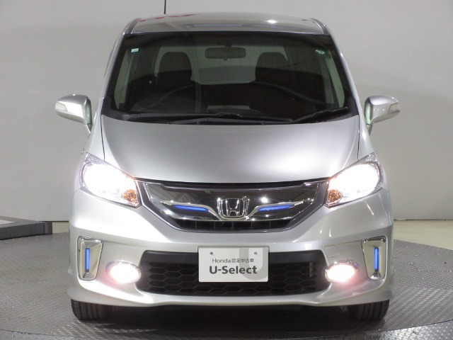 ヘッドライトはスッキリ白く光る、明るく省電力なディスチャージヘッドライトを採用してます。　カッコイイし遠くまで照らせて安全ですよね～！　人気のある安全装備の一つです・・