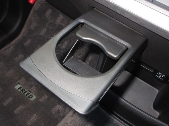 運転席と助手席の間には引き出し式のドリンクホルダーがあります。取りやすい位置にありますからドライブも楽しくなりますね！