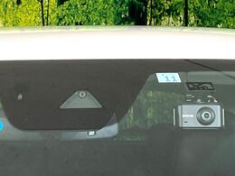 【スマートブレーキサポート】走行中に前方の車両等を認識し、衝突しそうな時は警報とブレーキで衝突回避と被害軽減をアシスト。より安全にドライブをお楽しみいただけます。