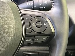 【レーダークルーズコントロール】高速道路での長距離走行が楽に！！自動で速度を保つクルーズコントロールが、衝突軽減システムと連携し、前方の車両を感知して車間を保つように速度調節してくれます！！