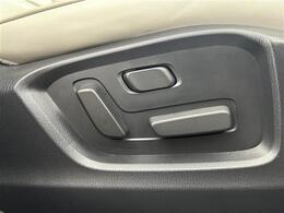 【運転席】座り心地が良いシートなので長時間の運転でも快適にお過ごしいただけます。新品のフロアマットのご注文も可能です。掲載箇所以外にご希望の写真がございましたらお気軽にお問い合わせ下さい。