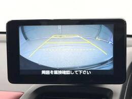 【バックカメラ】駐車時に後方がリアルタイム映像で確認できます。大型商業施設や立体駐車場での駐車時や、夜間のバック時に大活躍！運転スキルに関わらず、今や必須となった装備のひとつです！