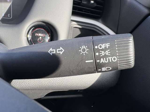「オートライト」　暗くなると自動でライトが点灯し、安全運転を手助け！