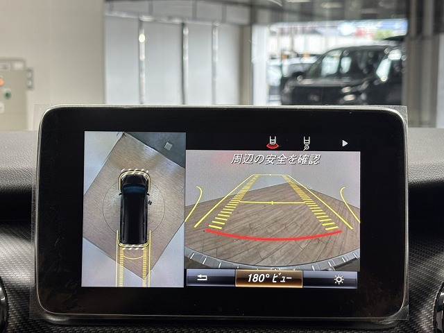 【全方位モニター】 クルマを上空から見下ろしているかのように、直感的に周囲の状況を把握できます。