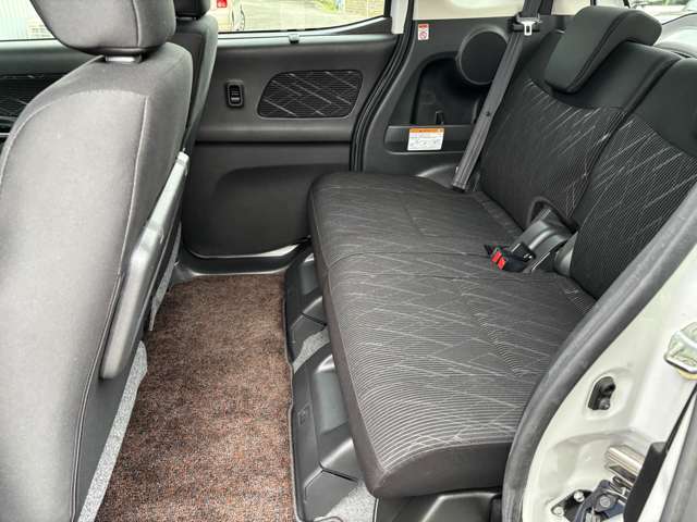 【後部座席】ゆとりある空間と快適なシート設計で、長距離移動も快適に過ごせます。