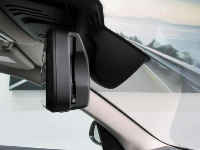 ルームミラー内蔵ETC車載器（自動防眩機能付）後続からの光が一定以上になると自動で眩しさを緩和します。
