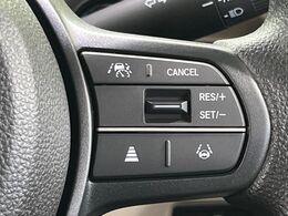 【アダプティブクルーズコントロール】高速道路での長距離走行が楽に！！自動で速度を保つクルーズコントロールが、衝突軽減システムと連携し、前方の車両を感知して車間を保つように速度調節してくれます！！