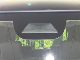 【ホンダセンシング】走行中に前方の車両等を認識し、衝突しそうな時は警報とブレーキで衝突回避と被害軽減をアシスト。より安全にドライブをお楽しみいただけます。