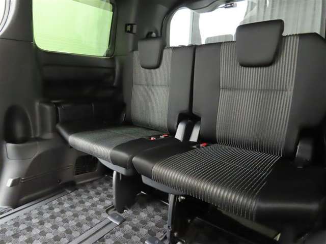 便利な5：5分割可倒式シートです。収納と乗車人数のバランスに優れています♪荷物の大きさに応じたラゲージスペースをフレキシブルに作り出せるので、シーンに応じた使い方ができます♪