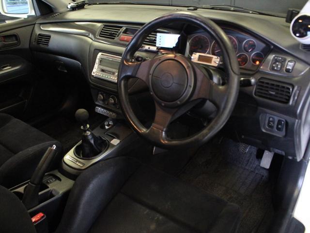 恐れ入りますがご来店前に電話かメールでご来店日の予約をお願い致します。展示スペースが小さい為に少し離れたバックヤードにて在庫車を保管していてすぐにご覧頂けない可能性があります。