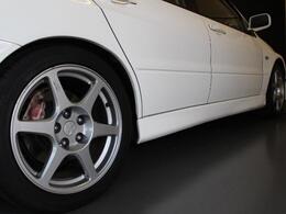 恐れ入りますがご来店前に電話かメールでご来店日の予約をお願い致します。展示スペースが小さい為に少し離れたバックヤードにて在庫車を保管していてすぐにご覧頂けない可能性があります。