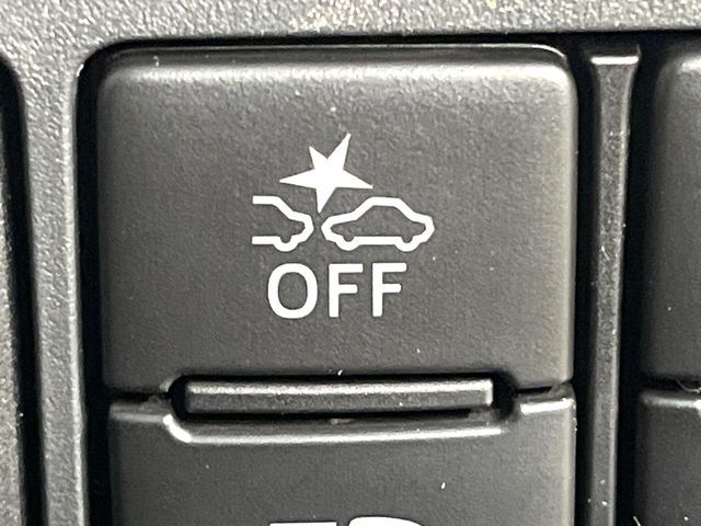 【スマートアシスト】走行中に前方の車両等を認識し、衝突しそうな時は警報とブレーキで衝突回避と被害軽減をアシスト。より安全にドライブをお楽しみいただけます。
