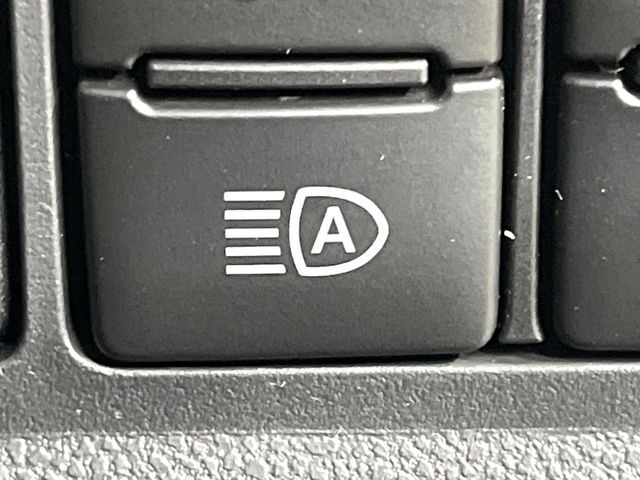 【アダプティブハイビーム】遠くまで明るく照らすハイビームを先行車や対向車に照射しない様、自動で調整！毎回手動で切り替える必要がなく、夜間走行時のストレスも軽減。安全性向上にも寄与します。