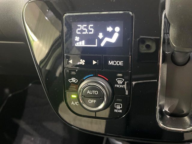 【オートエアコン】一度お好みの温度に設定すれば、車内の温度を検知し風量や温度を自動で調整。暑い…寒い…と何度もスイッチ操作をする必要はありません。快適な車内空間には必須の機能ですね♪