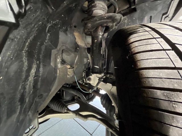 お車を安心してお乗りいただく為には、足回りの定期点検が欠かせません。サービスサポート（有償保証）では無料点検もご提供しており、安心のカーライフをお過ごしいただけるサポート体制が整っています。