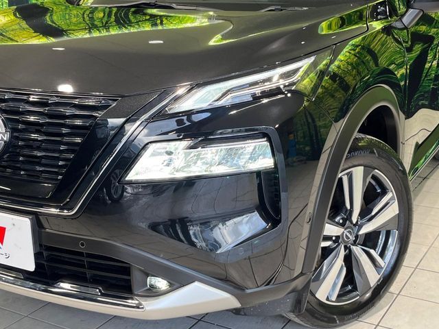 【LEDヘッドライト】悪天候や夜間走行時も良好な視界を確保し安心して運転できる高輝度LEDヘッドライトを装備！点灯速度が早く、消費電力も抑えられています。