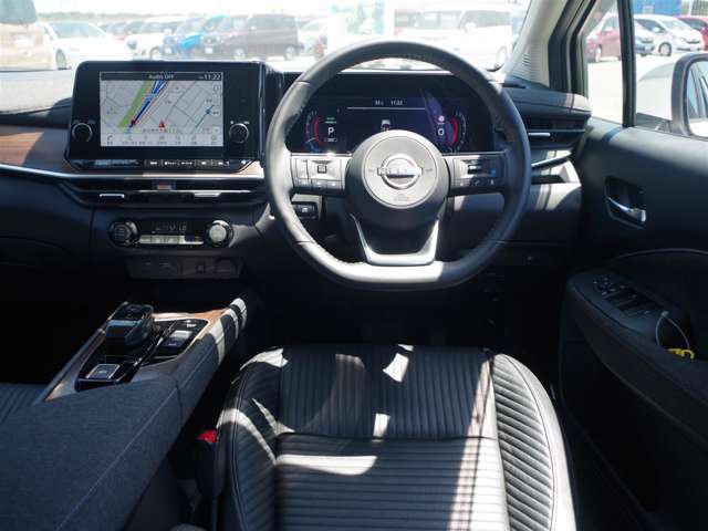 【運転席】座り心地が良いシートなので長時間の運転でも快適にお過ごしいただけます。新品のフロアマットのご注文も可能です。掲載箇所以外にご希望の写真がございましたらお気軽にお問い合わせ下さい。