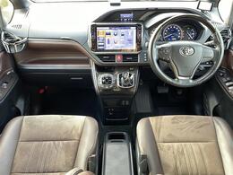 【　コクピット　】広々としていて快適なドライブがお楽しみいただけます。