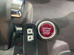 【Hondaスマートキー】カバンやポケットに入れたままでもドアの施錠・解錠が可能なスマートキーを装備。エンジンのオン・オフ時もカギを取り出す必要が無いからとっても便利です♪
