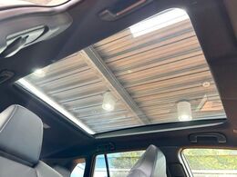 【パノラマルーフ】大型のガラスルーフ搭載で車内の解放感が一気にアップ！開放的なドライブをお楽しみいただけます。