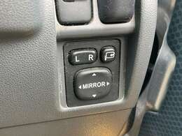 便利な電動格納ミラー付です！狭い道での対向車とのすれ違いや、狭い場所での駐車！洗車機での洗車時にもありがたい嬉しい装備ですね☆