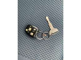 便利なキーレスキー！あるとうれしい装備です☆　ドアロックの開閉もボタン一つで！雨の日もこれがあれば楽々の便利装備です☆