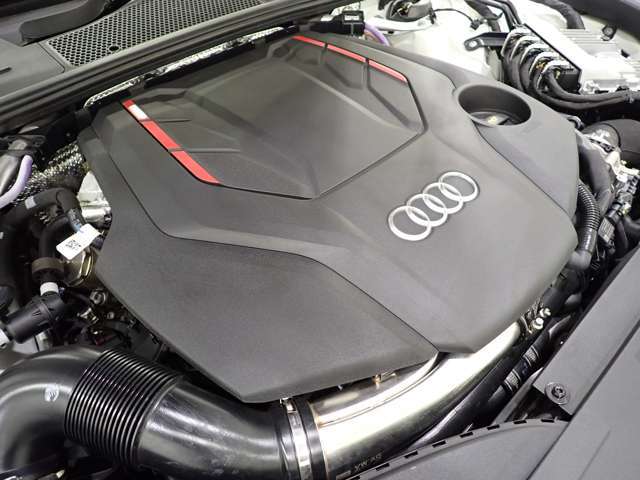 8速ティプトロニックトランスミッション、駆動方式はquattro（フルタイム4WD）を採用。