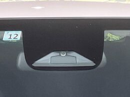 【ホンダセンシング】走行中に前方の車両等を認識し、衝突しそうな時は警報とブレーキで衝突回避と被害軽減をアシスト。より安全にドライブをお楽しみいただけます。