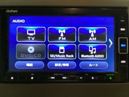 ナビゲーションはフルセグTV、インターナビ対応のGathers純正メモリーナビを搭載しています。Bluetoothオーディオ機能がありますので、スマートフォンなどの音楽も再生できます。