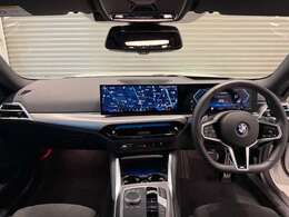 BMWの運転席はドライバーオリエンテッドという構造を採用。ドライバー目線の操作がしやすい設計になっており、ドライブ中にも目線の移動が少なく運転中にも簡単に操作ができます。