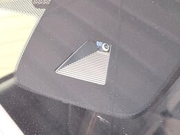 【ホンダセンシング】走行中に前方の車両等を認識し、衝突しそうな時は警報とブレーキで衝突回避と被害軽減をアシスト。より安全にドライブをお楽しみいただけます。